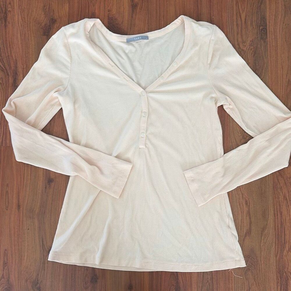 Tart buttercream, long sleeve ribbed V-neck top with half button size m